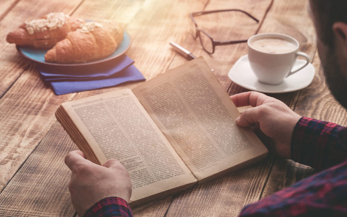 20_0101_DISCIPLESHIP_4 Ways to Make Reading Your Bible a Daily Habit in 2020_1021x640