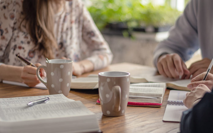 21_0104_DISCIPLESHIP_Why Studying Scripture in a Group Is Vital for All Believers_1021x640