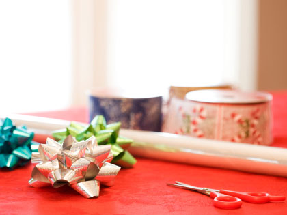 /13Ideas_Provide_Free_Gift_Wrapping_for_Mall_Shoppers_at_Christmas_1104_393064107.jpg